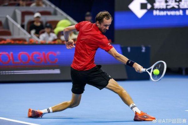 香港六合彩 中网男单正赛第3日辛纳连续逆转 梅德韦德夫进8强